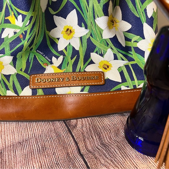 - Dooney and Bourke DAFFODIL Drawstring Tassel Bag EX COND…SORRY NO WRISTLET - Picture 4 of 5